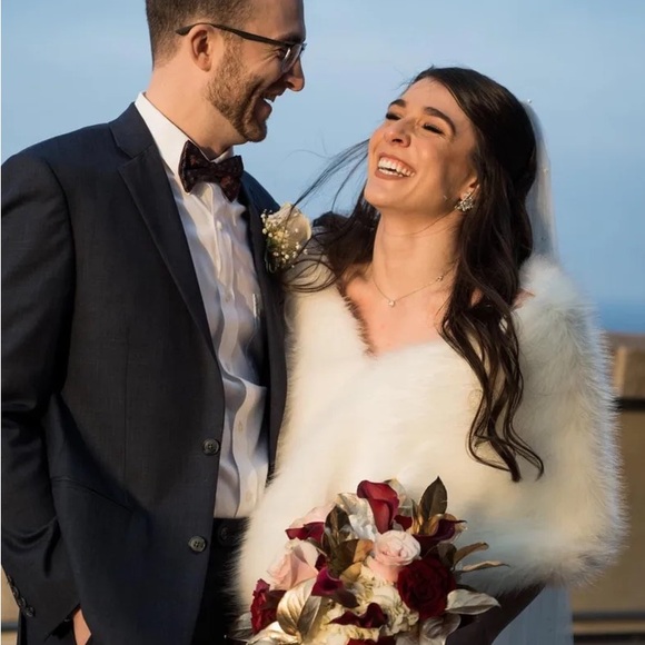 NWT Lulus Demure and Dreamy Ivory Faux Fur Stole - Picture 4 of 5